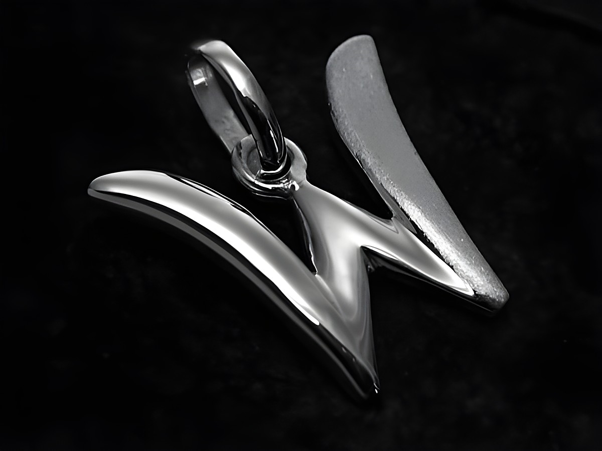 W - Buchstaben Anhänger teilmattiert aus Sterling Silber vom Hersteller Juwelier Harnisch, elegant und modern gestaltet, ideal als persönliches Schmuckstück oder Geschenk.