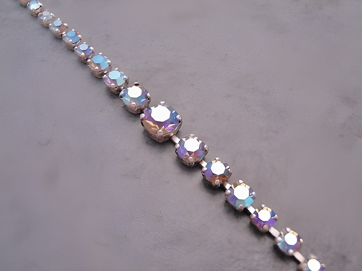 Strass Armband in traumhaftem Multi Schimmer mit funkelndem Strassschmuck, 17 cm, hergestellt von Juwelier Harnisch, ideal für elegante Anlässe.