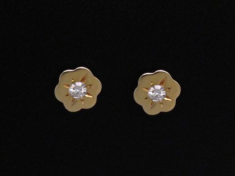 Ohrringe in Blumenform aus Gold mit einem Diamanten von 0,06 ct W/P1, Hersteller Juwelier Harnisch, Brillant & Diamant. Ideal für eleganten Schmuck.