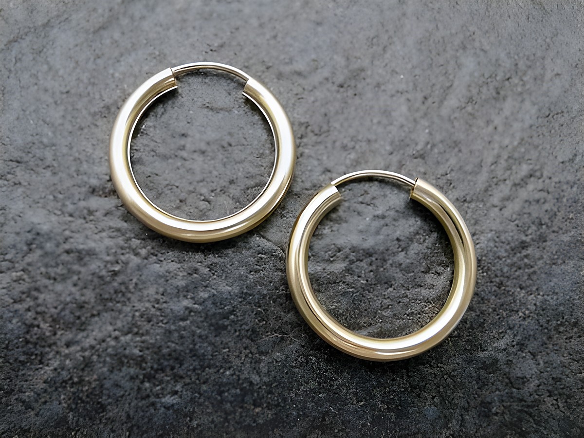 Creolen 2 cm aus Gold auf Sterling Silber, vergoldet, 2,5 mm, Hersteller Juwelier Harnisch, elegante Ohrringe für jeden Anlass, zeitloses Design und hoher Tragekomfort.