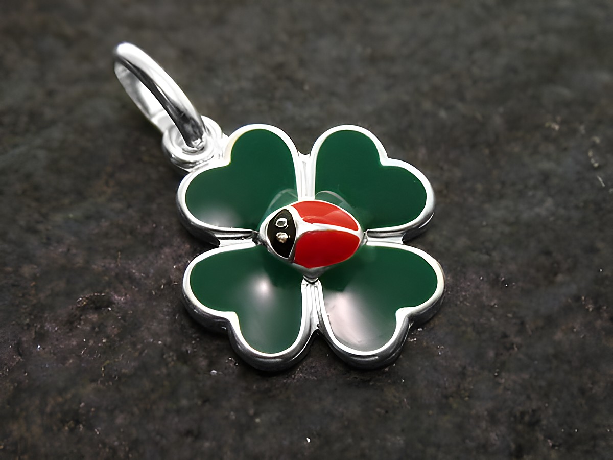 Kleeblatt mit Marienkäfer Anhänger aus 925 Sterling Silber, Hersteller Juwelier Harnisch, als Glücksbringer gestaltet, ideal für einen persönlichen Schmuckstil.