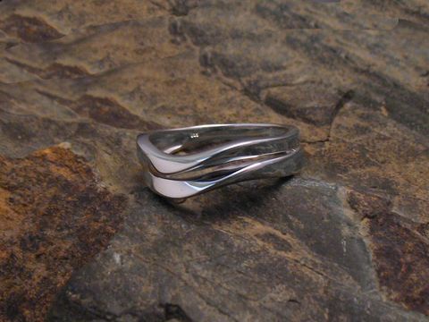 Ring aus Sterling Silber modern in Größe 51, Hersteller Juwelier Harnisch, bis Größe 52 oder 16,5, mit geschwungenem Design auf mattem und glänzendem Finish, ideal für elegante Anlässe.
