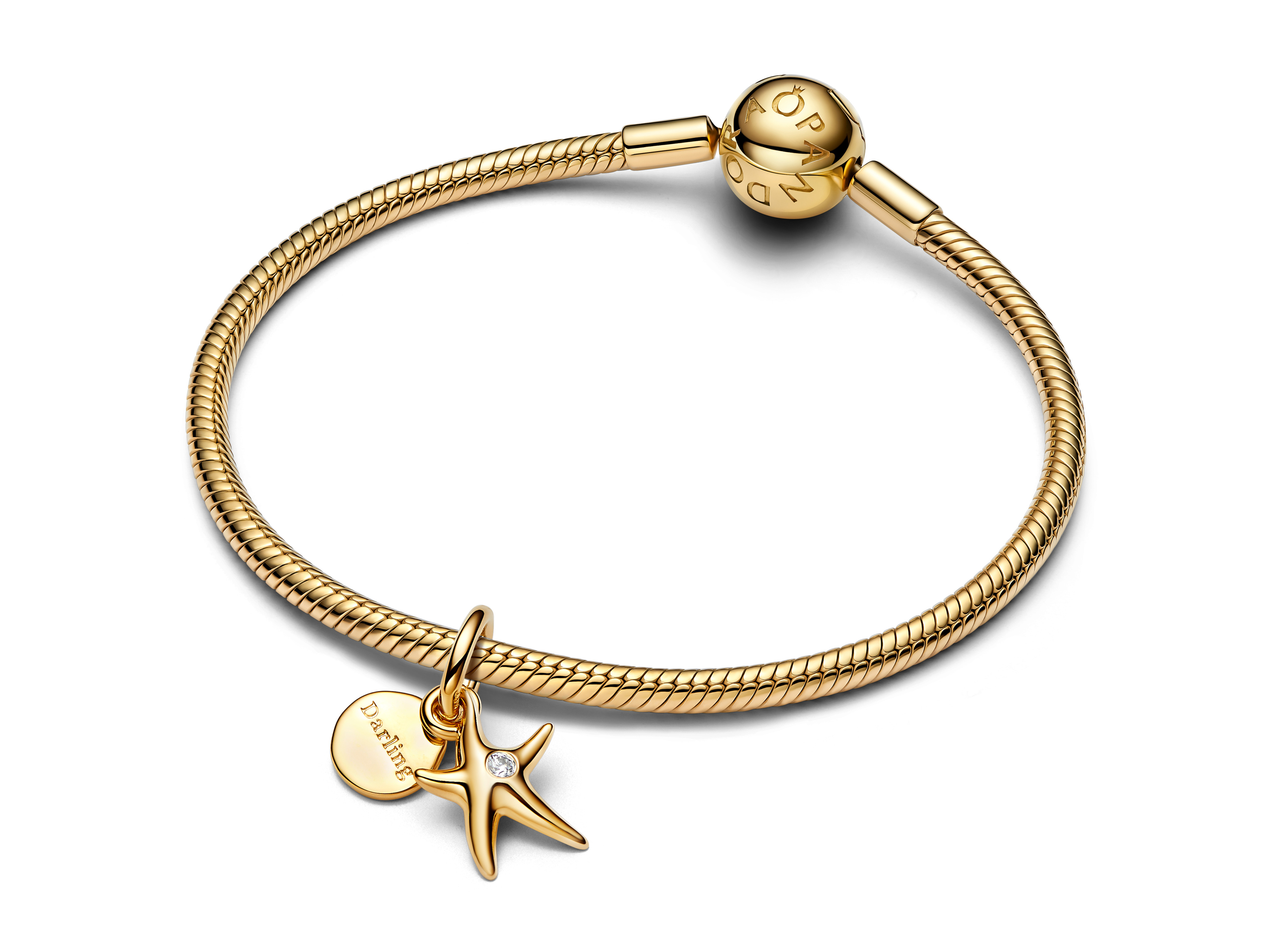 Doppelter Seestern Charm in Gelbgold Vergoldung auf einem eleganten Armband von Pandora, verziert mit einem funkelnden Stein und einer charmanten Plakette zum Thema Freundschaft.