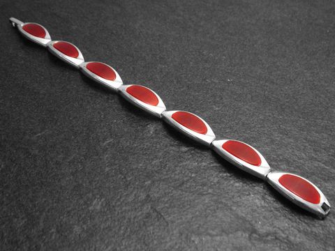 Silberarmband rhodiniert im modernen Design mit Karneolsteinen, Hersteller Juwelier Harnisch, Länge 19 cm, elegant und stilvoll.
