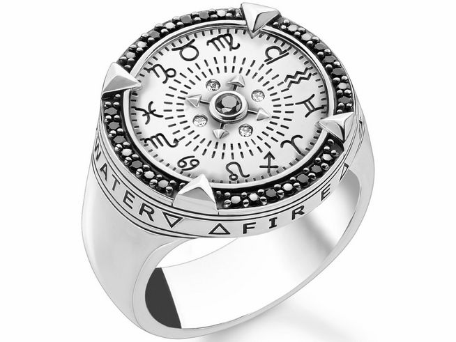 Thomas Sabo Ring TR2330-643-18-62 aus Sterling Silber mit gravierter, geschwungener Fläche und schwarzen sowie weißen Zirkonia, Größe 62. Das Design zeigt mystische Symbole und einen markanten Look.