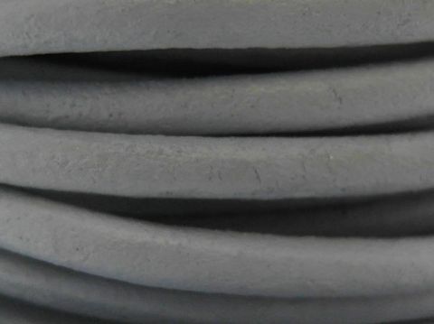 Lederband in Hellgrau mit einer Länge von 42 cm und einer Dicke von 3 mm, ausgestattet mit einem Silber Bajonett von der Marke Juwelier Harnisch.