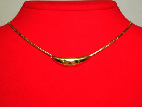 Collier aus 585er Gold mit einem Mittelteil, das einen Saphir, einen Rubin und einen Smaragd zeigt, Länge 42cm, hergestellt von Juwelier Harnisch.