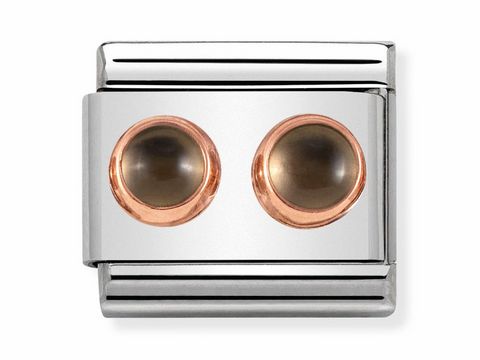 Olivgrüner doppelter Edelstein in roségoldener Fassung, umgeben von silberner Metallstruktur, elegantes Schmuckelement von Nomination.