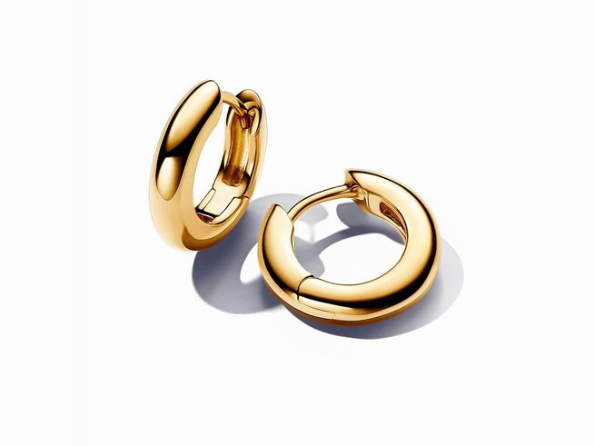 Runde Ohrringe aus Gelbgold vergoldetem Material von Pandora, Modell ESSENCE 263320C00, glänzende Oberfläche, modern und elegant, ideal für verschiedene Anlässe.