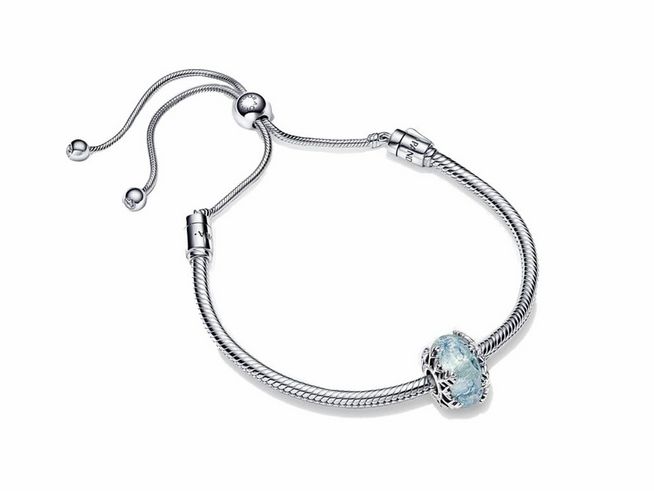 Eleganter Pandora Schmuck aus Sterling Silber mit einem Eiskristall Charm in blauer Zirkonia, ideal für stilvolle Anlässe und Kombinationen.