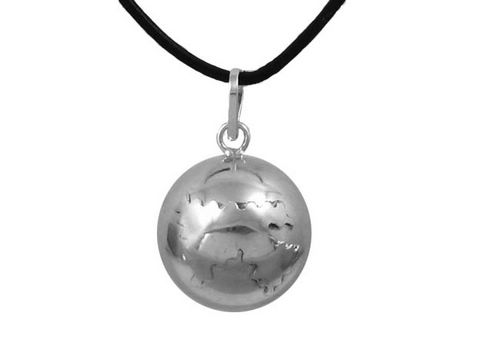 Klangkugel aus poliertem 3 cm Edelstahl mit einem Anhänger, angebracht an einem schwarzen Band, ideal für harmonische Klänge und als Schmuckstück von Juwelier Harnisch.