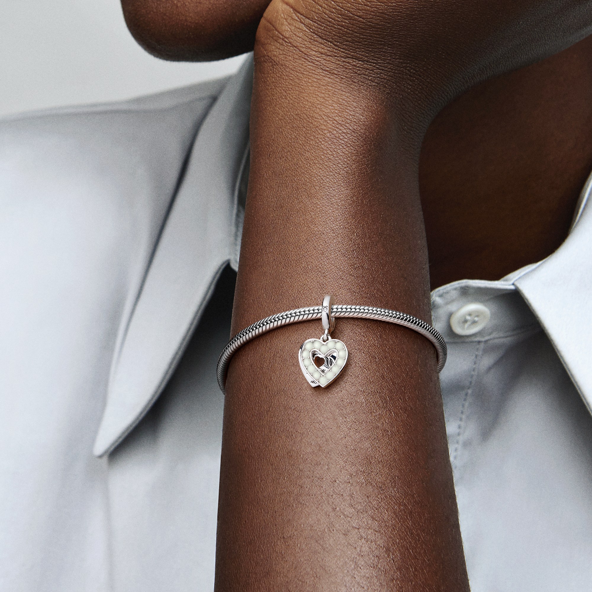 Pandora Perlmuttweißes Herz Doppelter Charm-Anhänger - Sterling Silber – Ansicht 5