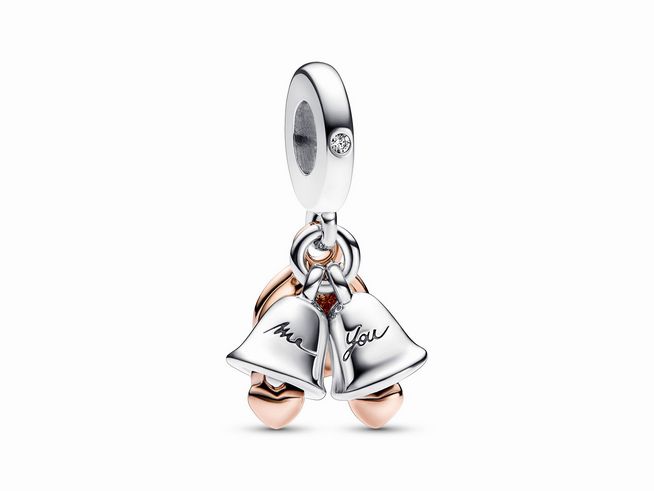Bicolor Hochzeitsglocken Doppelter Charm-Anhänger aus Sterling Silber und roségold vergoldet mit einer kleinen Zirkonia, graviert mit den Worten "Mrs" und "You".