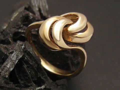 Bezaubernder Goldring aus Gold 333 in Größe 57, Hersteller Juwelier Harnisch, bis Größe 58/18,5, elegant designte Form mit geschwungenen Elementen.