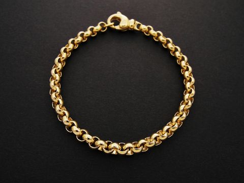 Armband Erbskette aus Gold 585, 5 x 5 mm, 19 cm lang, mit einem stabilen Karabinerverschluss, Hersteller Juwelier Harnisch, glänzendes Design auf schwarzem Hintergrund.