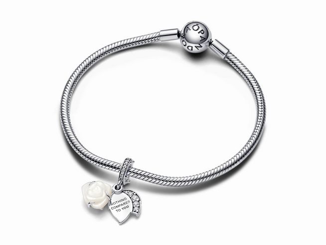 Doppelter Charm-Anhänger von Pandora in Silber mit einer weißen blühenden Rose und einem Herz mit Aufschrift, präsentiert an einem feinen Armband.