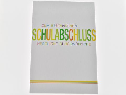 Bunte Grußkarte zum Schulabschluss mit dem Text "Zum bestandenem Schulabschluss herzliche Glückwünsche" in fröhlichen Farben, herausgegeben von Juwelier Harnisch.