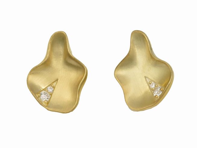 Ohrstecker in Blattform aus 925 Sterling Silber, teilmattiert und gelb vergoldet, verziert mit Zirkonia, hergestellt von Juwelier Harnisch, stilvolles und elegantes Schmuckstück.