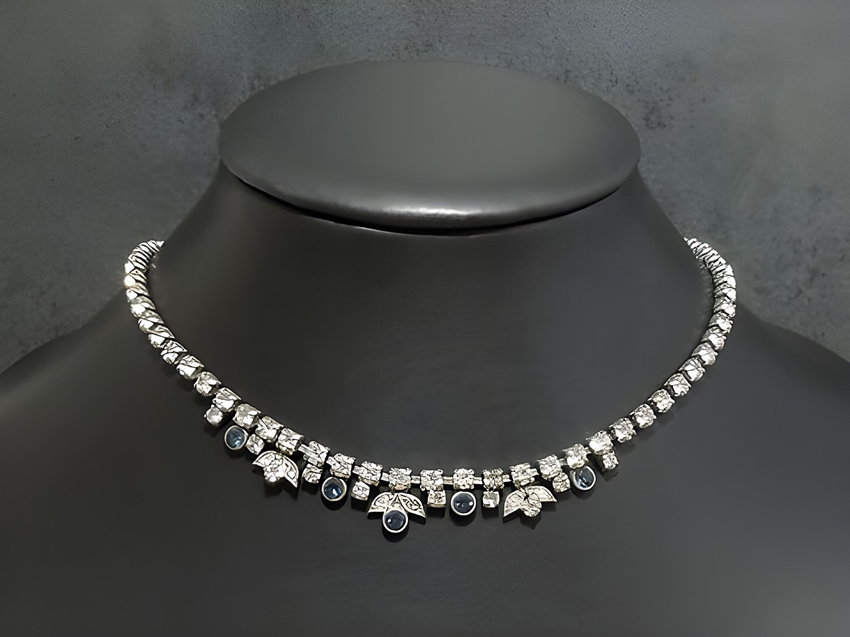 Strass Kette fein in weiß-blau mit einer Länge von 41-44 cm und silberfarbener Fassung, hergestellt von Juwelier Harnisch, auf einem eleganten Schmuckständer präsentiert.