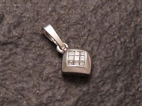 Eleganter Anhänger aus 585er Weißgold mit einem Diamantbesatz von 0,15 ct, hergestellt von Juwelier Harnisch, mit einer stilvollen, quadratischen Form und feinem Glanz.