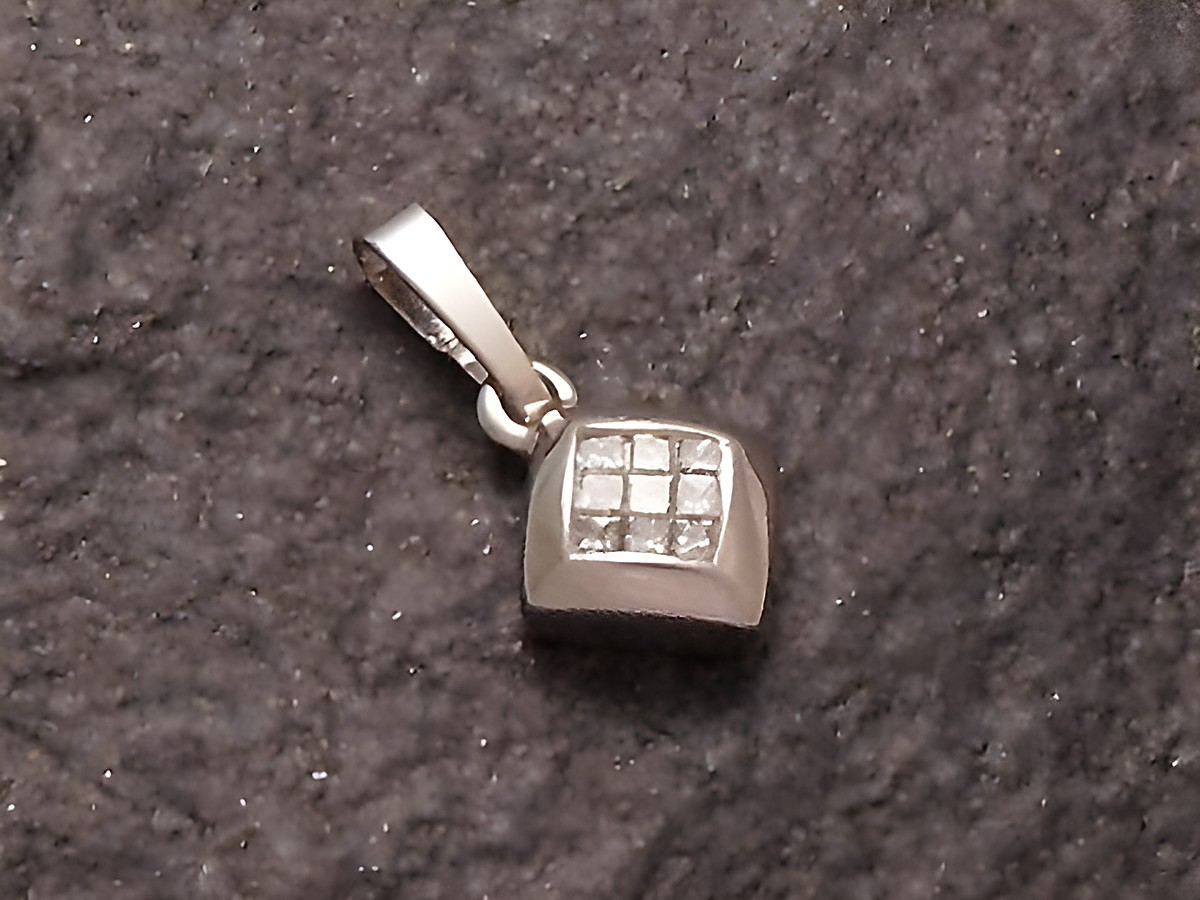 Eleganter Anhänger aus 585er Weißgold mit einem Diamantbesatz von 0,15 ct, hergestellt von Juwelier Harnisch, mit einer stilvollen, quadratischen Form und feinem Glanz.
