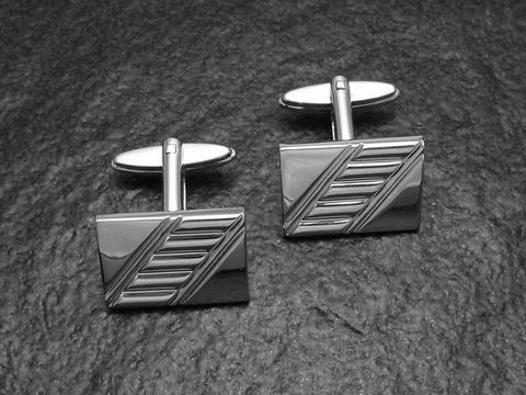 30025-0 Silberne Manschettenknöpfe, elegant und poliert, im klassischen Design. Hersteller Juwelier Harnisch, echt Silber, mit modernem Muster. Ideal für formelle Anlässe.