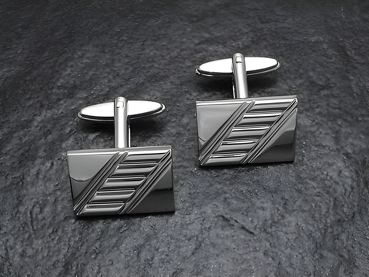 Silberne Manschettenknöpfe, elegant und poliert, im klassischen Design. Hersteller Juwelier Harnisch, echt Silber, mit modernem Muster. Ideal für formelle Anlässe.
