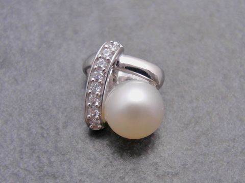 Silber Anhänger mit Kugel aus Süßwasser Zuchtperle und Zirkonia in weiß, symbolisch, Hersteller Juwelier Harnisch, edles Design mit Perlen.