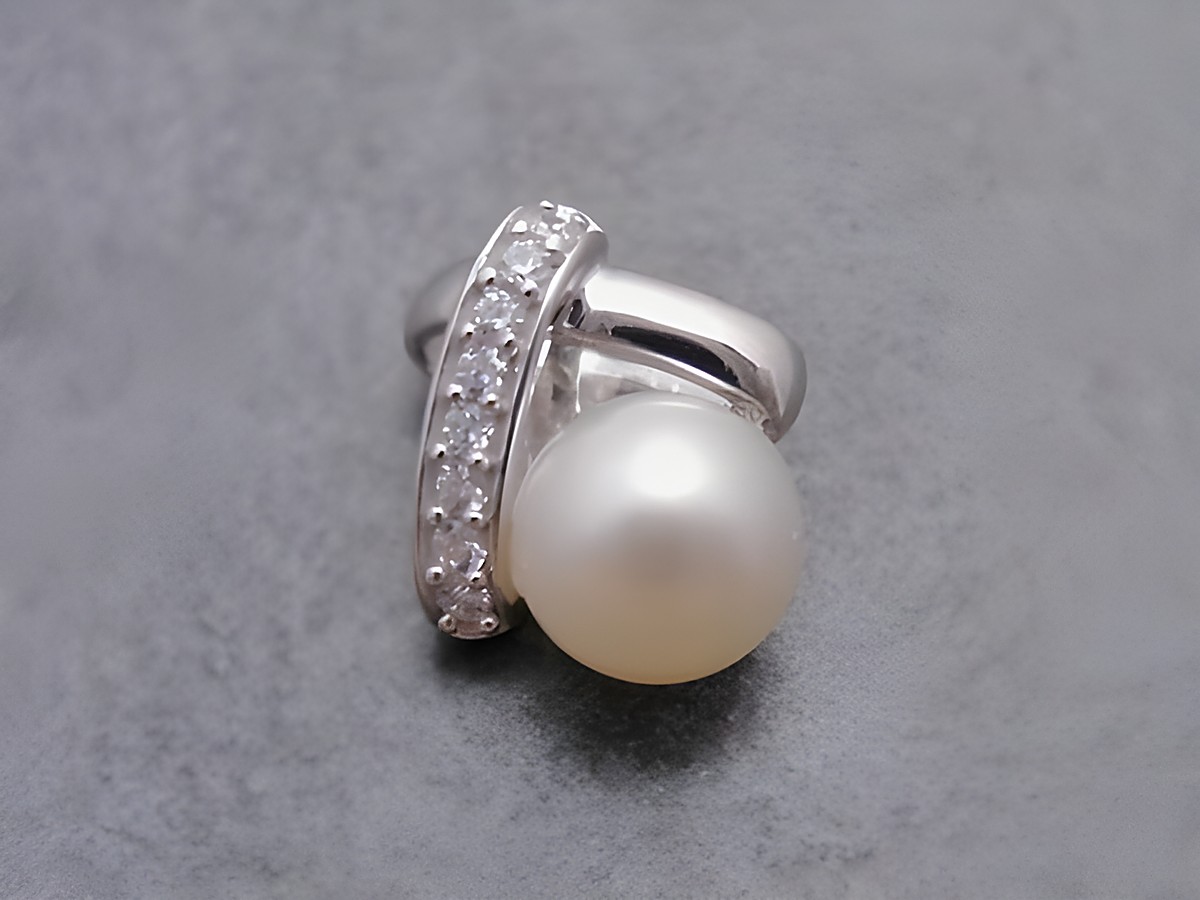 Silber Anhänger mit Kugel aus Süßwasser Zuchtperle und Zirkonia in weiß, symbolisch, Hersteller Juwelier Harnisch, edles Design mit Perlen.