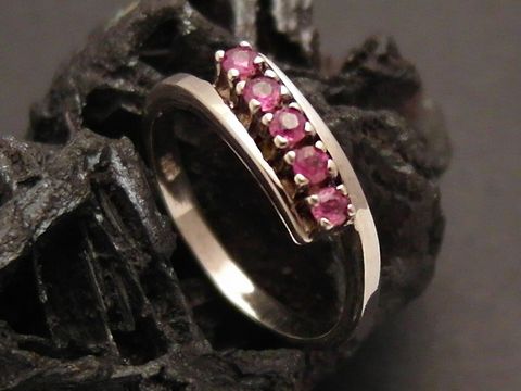 Weißgoldring lieblich aus 585er Weißgold mit mehreren rubinroten Steinen, Größe 53,5 bis 54/17,5, Hersteller Juwelier Harnisch, elegant und stilvoll.