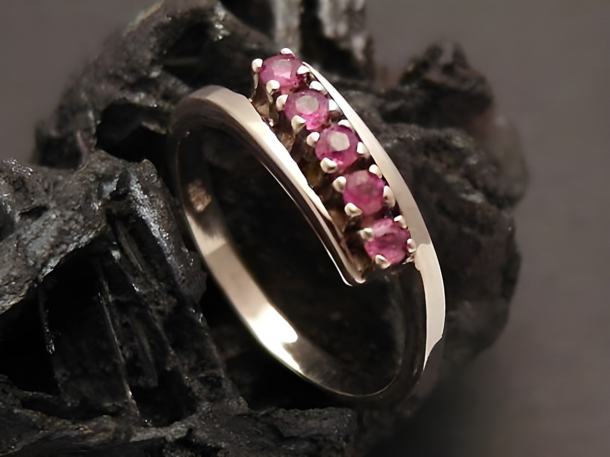 Weißgoldring lieblich aus 585er Weißgold mit mehreren rubinroten Steinen, Größe 53,5 bis 54/17,5, Hersteller Juwelier Harnisch, elegant und stilvoll.