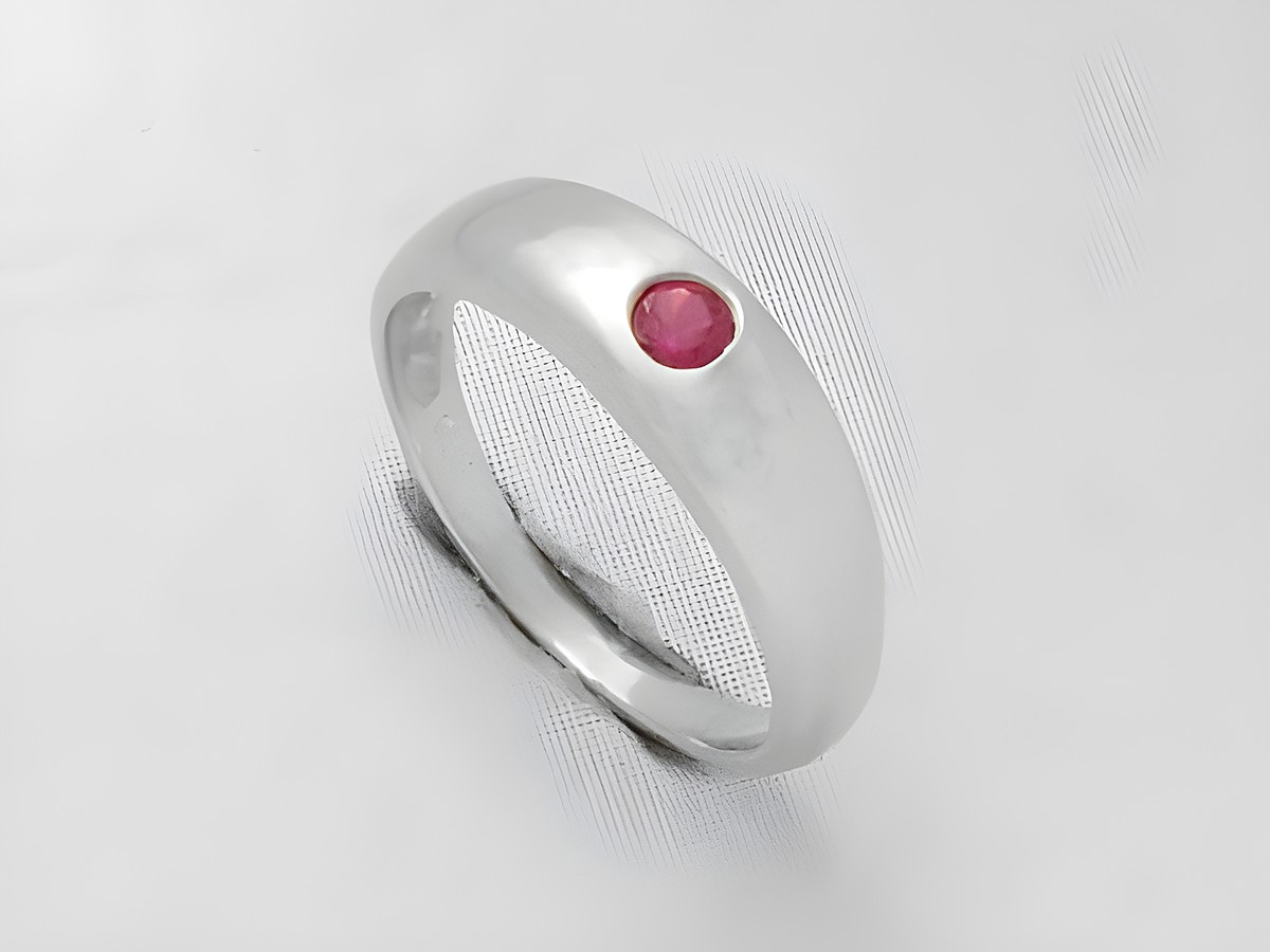 Klassischer Silber Taufring mit Rubin, Hersteller Juwelier Harnisch, aus hochwertigem Silber gefertigt, schlichtes Design mit einem auffälligen roten Rubin als zentralem Schmuckstück.