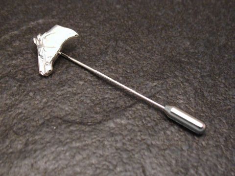Silber Krawattennadel in Form eines Pferdekopfes, Hersteller: Juwelier Harnisch, ideal für stilvolle Krawattenkombinationen und Pferdefreunde.