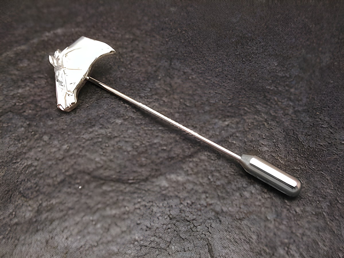 Silber Krawattennadel in Form eines Pferdekopfes, Hersteller: Juwelier Harnisch, ideal für stilvolle Krawattenkombinationen und Pferdefreunde.