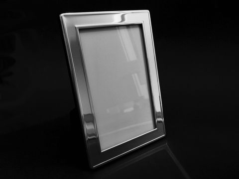 Versilberter Doppelrahmen für Fotos in der Größe 15 x 10 cm, hochglänzend und elegant, ideal zur Präsentation von Erinnerungsfotos, hergestellt von Juwelier Harnisch.