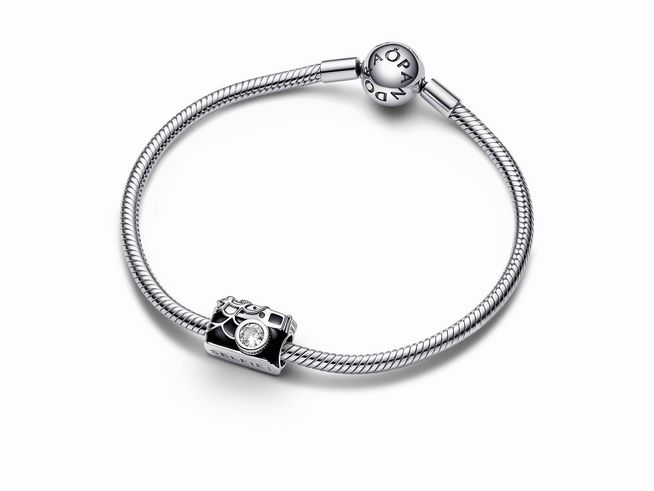 Armband aus Sterling Silber von Pandora mit mehrfarbigen Zirkonia. Das Design enthält eine charakteristische Verschlusskugel und eine dekorative Silber Emaille Figur.