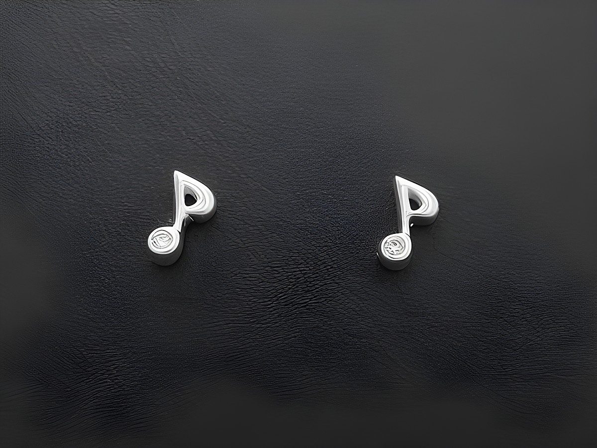 Silber Ohrringe in Form von Noten, dekoriert mit weißen Zirkonia, ideal für Musikfans, hergestellt von Juwelier Harnisch. Elegantes Design für jeden Anlass.
