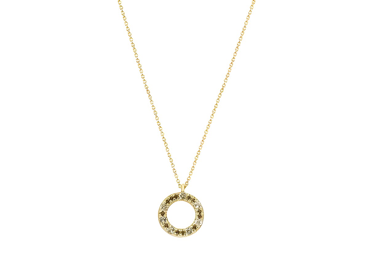 Die Xenox Gold Kette XG4435G mit einem eleganten Pendel in Form eines Rings, umgeben von funkelnden Steinen, gefertigt aus 375 Gelbgold und 42 cm lang, ideal für modische Akzente.