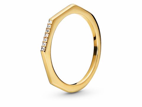 Pandora Zirkonia Ring in Größe 48, Modell 168739C01-48, elegant mit goldfarbener Oberfläche und funkelnden Zirkonia-Steinen an einer Seite, zeitloses Schmuckstück für besondere Anlässe.