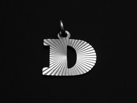 Sterling Silber Buchstaben Initiale D im Diamantschliff, hergestellt von Juwelier Harnisch, edles Design mit strukturierten Oberflächen. Ideal als Anhänger oder Schmuckstück.
