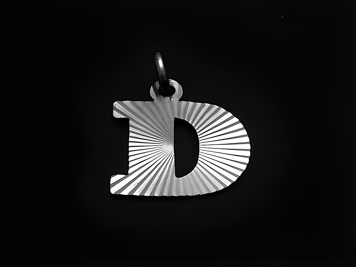 Sterling Silber Buchstaben Initiale D im Diamantschliff, hergestellt von Juwelier Harnisch, edles Design mit strukturierten Oberflächen. Ideal als Anhänger oder Schmuckstück.