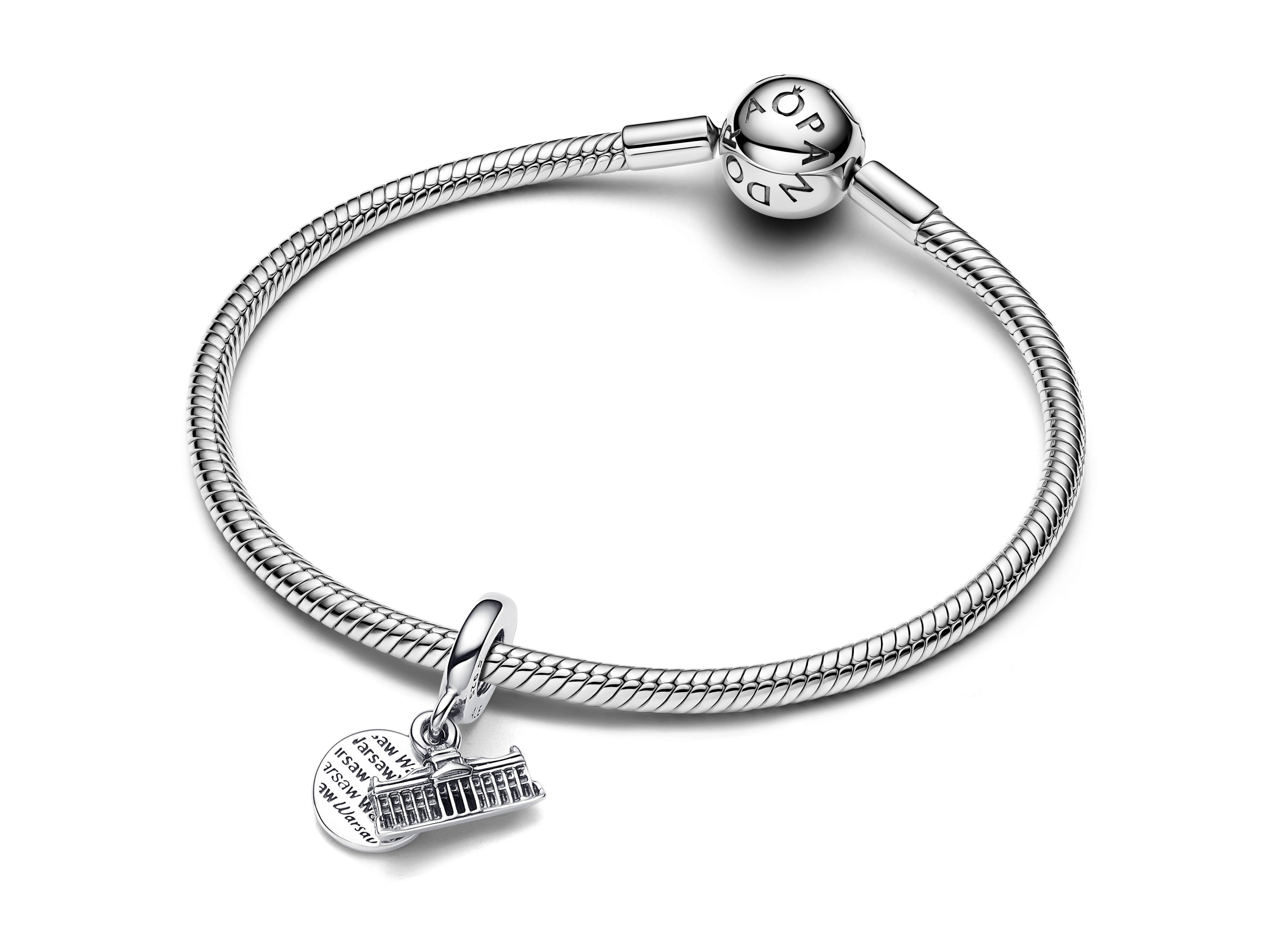 Der Pandora 793918C00 Lazienki-Palast Doppelter Charm-Anhänger aus Sterling Silber zeigt ein filigranes Design mit einem Anhänger in Form eines Palastes, ideal für Schmuckliebhaber.