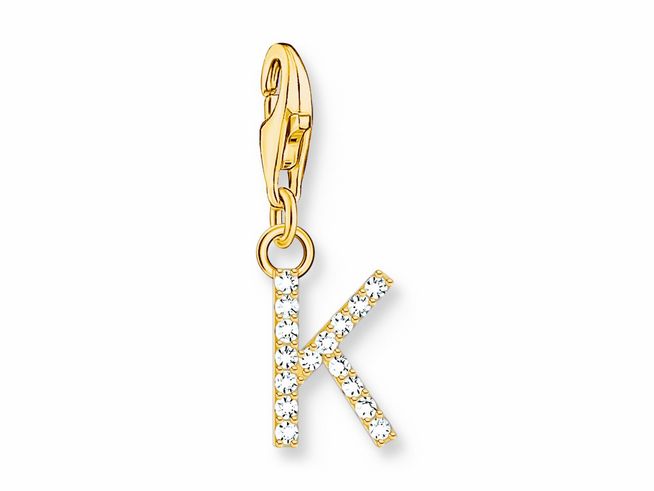 Charm-Anhänger von Thomas Sabo in Silber mit vergoldetem Buchstaben K, besetzt mit funkelnden Zirkonia in Weiß, ideal für persönlichen Schmuck.