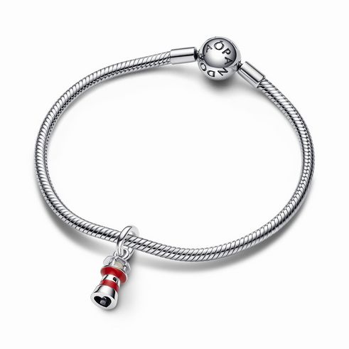 Pandora Leuchtturm 792714C01 ist ein fluoreszierender Charms Anhänger aus Silber, gestaltet als Leuchtturm mit rotem und schwarzem Emaille, perfekt für Armbänder.