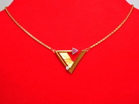 Collier aus Gold 333 mit einem auffälligen Mittelteil aus Rubin und Zirkonia, Länge 45 cm, gefertigt von Juwelier Harnisch, stilvolles Design auf rotem Hintergrund.