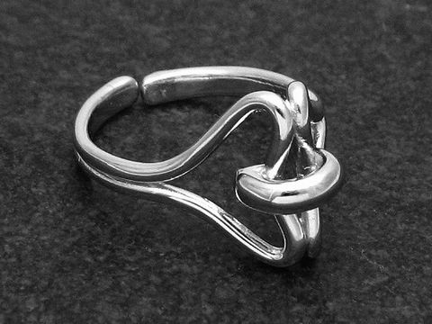 Silberring rho kunstvoll in wenig verstellbarer Größe, Hersteller Juwelier Harnisch, rhodiniert und ohne Stein, elegant geschwungenes Design in silberner Farbe.