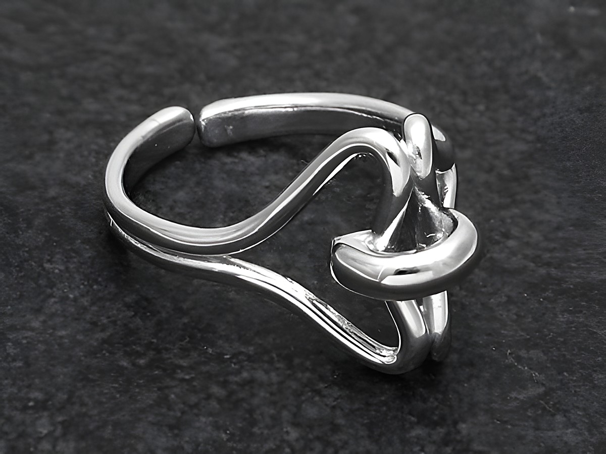 Silberring rho kunstvoll in wenig verstellbarer Größe, Hersteller Juwelier Harnisch, rhodiniert und ohne Stein, elegant geschwungenes Design in silberner Farbe. – Ansicht 2