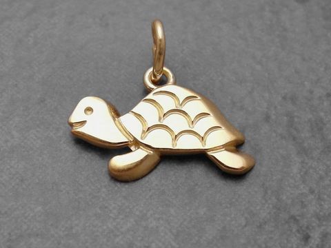Niedlicher Anhänger in Form einer Schildkröte aus glänzendem Gold, hergestellt von Juwelier Harnisch, ideal für Tierliebhaber und Schmuckfans.