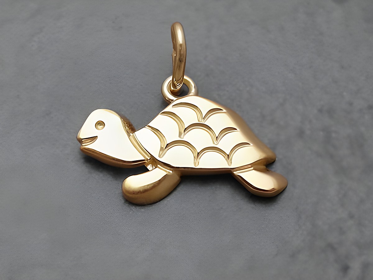 Niedlicher Anhänger in Form einer Schildkröte aus glänzendem Gold, hergestellt von Juwelier Harnisch, ideal für Tierliebhaber und Schmuckfans.