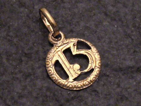 40052-0 Gold Anhänger aus Gold 333 mit der Glückszahl 13, misst 13x10 mm, Hersteller Juwelier Harnisch, dekorativ gestaltetes Design.